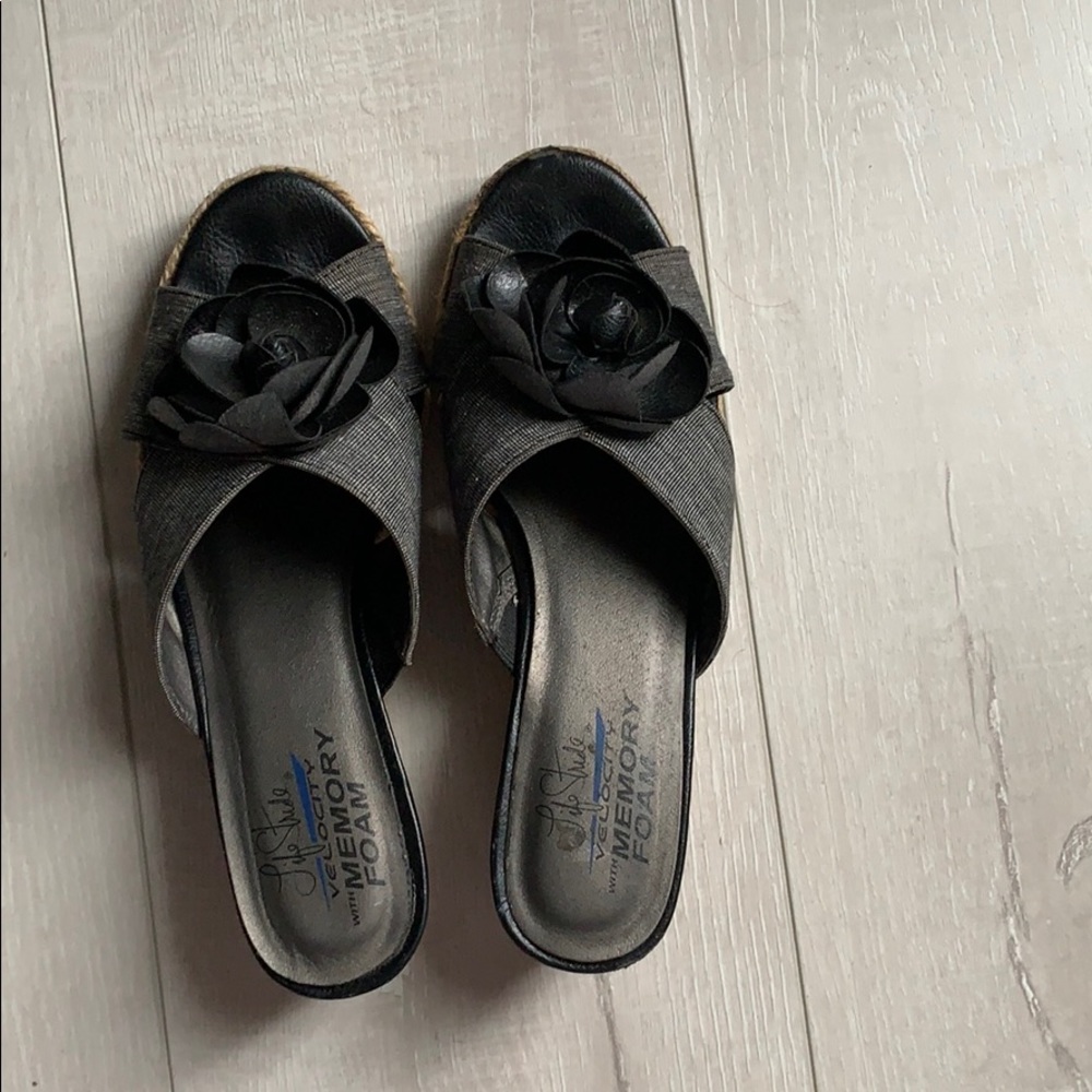 Shoes with flower straw and fabric  memory foam